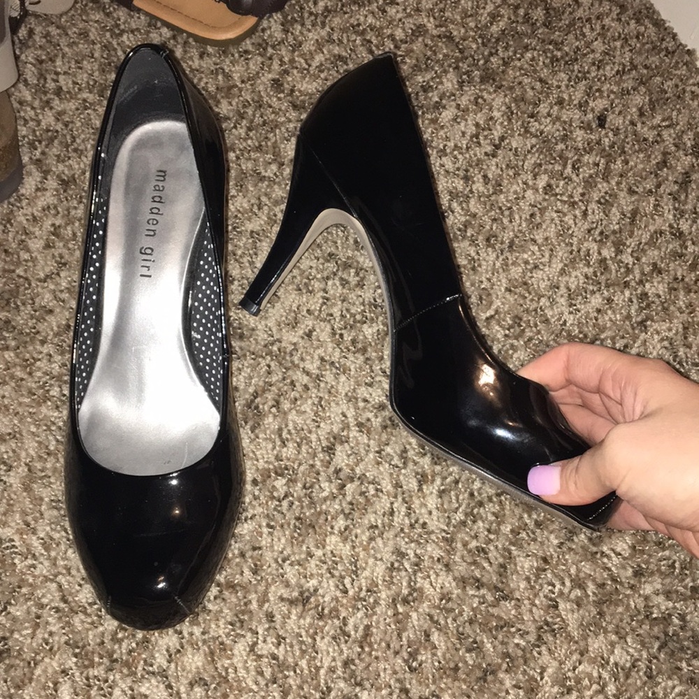 Black Shiny Pumps